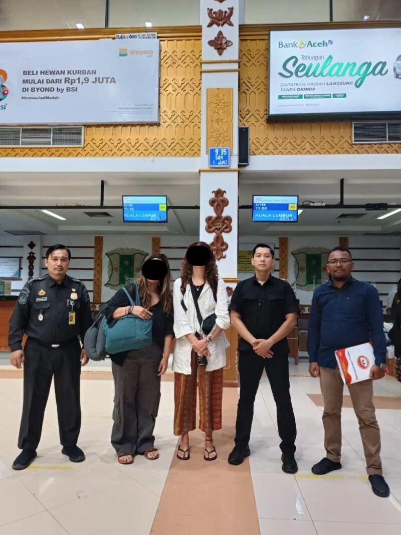 Kantor Imigrasi Kelas II TPI Sabang mendeportasi dua WNA melalui Bandara Sultan Iskandar Muda. Foto: Dok. Kantor Imigrasi Sabang. 