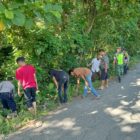 Warga Simpang Beutong, Kecamatan Muara Tiga, gotong royong bersama Babinsa dan Babinmas, Senin (2/6/2025) (Foto.Amir Sagita.NOA.co.id)