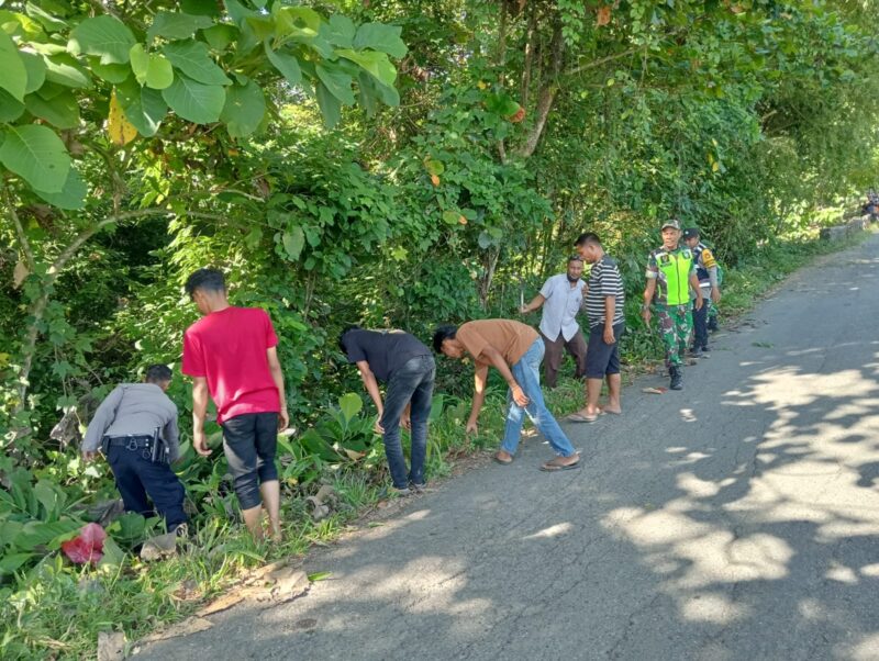Warga Simpang Beutong, Kecamatan Muara Tiga, gotong royong bersama Babinsa dan Babinmas, Senin (2/6/2025) (Foto.Amir Sagita.NOA.co.id)