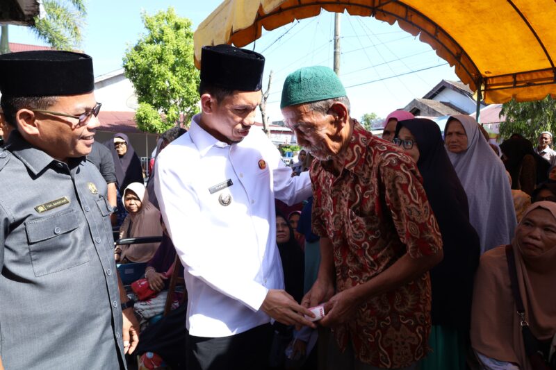 1.508 Warga Fakir dan Miskin di Aceh Barat Terima Zakat, Bupati Tarmizi: Semoga Menjadi Berkah untuk Semua. Foto: Dok. Diskominsa Aceh Barat