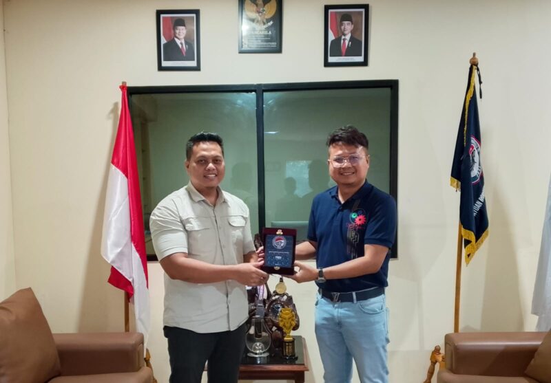 Ketua Umum Persatuan Robotika Seluruh Indonesia (PRSI), Wahyu Hidayat, menerima kunjungan kehormatan dari CEO Click Robot Thailand, Chaimongkol Thianthaisong, di kantor PB PRSI, Jakarta. Foto: ist.