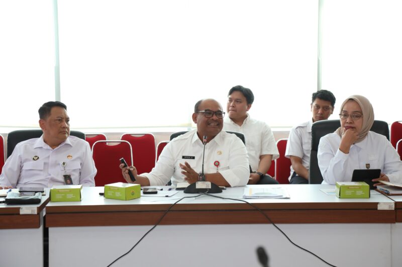 Dirjen Bina Administrasi Kewilayahan Kemendagri, Safrizal ZA (Tengah) saat menguraikan kronologi lengkap penetapan status administrasi empat pulau, Jakarta, Rabu (11/6/2025). (Foto : NOA.co.id/HO-Puspen Kemendagri).