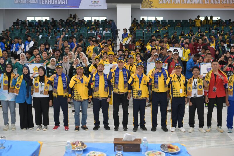 Wakil Bupati Aceh Barat, Said Fadheil, foto bersama saat menghadiri seremoni pembukaan Pekan Olahraga Mahasiswa Daerah (POMDA) XIX Aceh yang digelar di Auditorium Universitas Teuku Umar (UTU), Rabu (11/6/2025). Foto: Dok. Diskominsa Aceh Barat