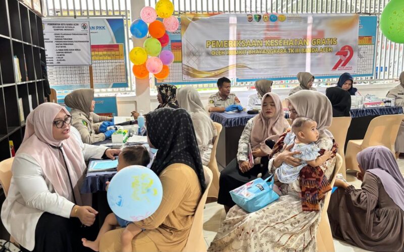 Tim kesehatan RS Bhayangkara Tk III Kota Banda Aceh saat pemeriksaan kesehatan gratis di Gampong Merduati, Kecamatan Kutaraja, Banda Aceh, Jumat (13/06/2025). (Foto : NOA.co.id/Farid Ismullah).