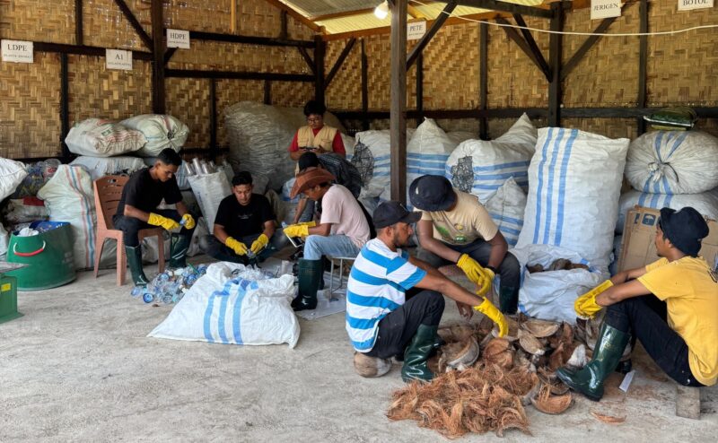 PT Solusi Bangun Andalas bersama masyarakat di Pantai Lampuuk, Aceh Besar, memanfaatkan sampah kelapa muda menjadi cocofiber untuk menyaring limbah cucian pedagang di pantai. Foto: Dok. Humas PT. SBA