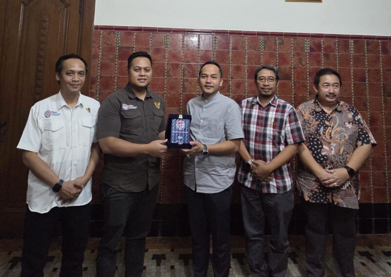 Persatuan Robotika Seluruh Indonesia (PRSI) melaksanakan audiensi dengan Wali Kota Surakarta atau Solo, Respati Ardi, di Rumah Dinas Wali Kota Lodji Gandrung, Surakarta, pada Minggu(15/6/2025). Foto: dok.PRSI.