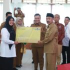 Bupati Pidie Sarjani Abdullah, menyerahkan SK kepada CPNS secara simbolis Oproom Sekdakab Pidie, Senin (16/6/2025) (Foto.Amir Sagita.NOA.co.id).