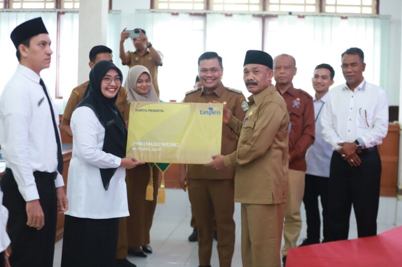 Bupati Pidie Sarjani Abdullah, menyerahkan SK kepada CPNS secara simbolis Oproom Sekdakab Pidie, Senin (16/6/2025) (Foto.Amir Sagita.NOA.co.id).