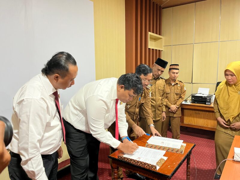 Penandatanganan MoU antara Kejari Aceh Singkil bersama Pemda Aceh Singkil, Senin (16/6/2025). (Foto : Farid Ismullah/NOA.co.id).