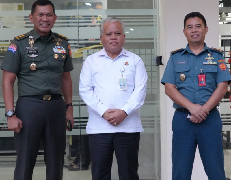 Kepala Pusat Penerangan TNI Mayjen TNI Kristomei Sianturi (Pertama Kiri) saat kunjungan silaturahmi dengan Kapuspenkum Kejagung RI, Harli Siregar (Tengah) Jakarta, Kamis (19/6/1025). (Foto : NOA.co.id/HO-Puspenkum Kejagung RI).