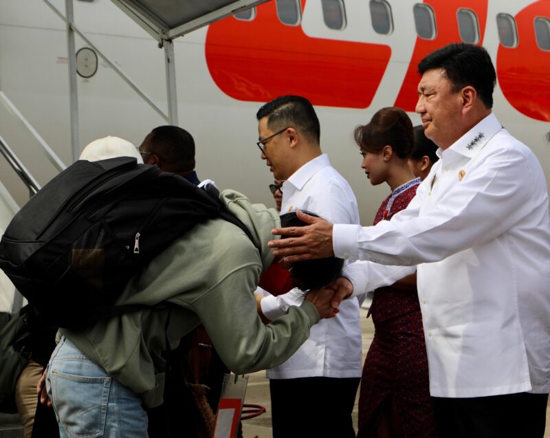 Menteri Luar Negeri Sugiono (Kedua Kanan) dan Menteri Koordinator Bidang Politik dan Keamanan Budi Gunawan (Pertama Kanan) saat menyambut kepulangan warga negara Indonesia (WNI) korban online scam dari Mywaddy, Myanmar, di Bandara Soekarno-Hatta, Tangerang, pada Selasa pagi, 18 Maret 2025. (Foto : NOA.co.id/HO-Dok. Kemenko Polkam RI).