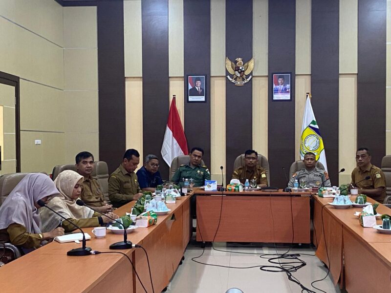 Bupati Aceh Besar Muharam Idris yang diwakili Kadis Pangan Kabupaten Aceh Besar Alyadi S Pi, MM dan dan unsur Forkopimda mengikuti Rakor Zoom Pengendalian Inflasi Daerah di Aula Lantai 3 Kantor Bupati Aceh Besar Kota Jantho, Senin(23/6/2025). Foto: Dok. Prokopim Aceh Besar
