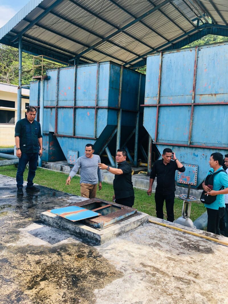 Bupati Aceh Besar, Syech Muharram melakukan pemantauan langsung kondisi produksi air bersih pada instalasi Water Treatment Plant (WTP) PDAM Tirta Montala Cabang Darul Imarah-Glee Taron Mata IeMinggu (22/06/2025). Foto: Dok. MC Aceh Besar