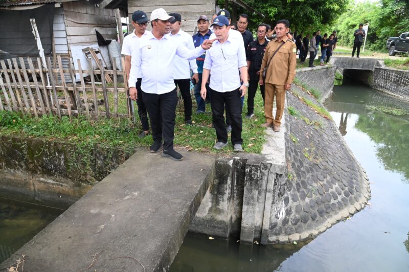 Bupati Aceh Besar, H Syech Muharram Idris bersama dinas terkait tinjau langsung irigasi di area persawahan Gampong Bueng Page, Kecamatan Blang Bintang , Aceh Besar, Rabu (25/06/2025). Foto: Dok. MC Aceh Besar