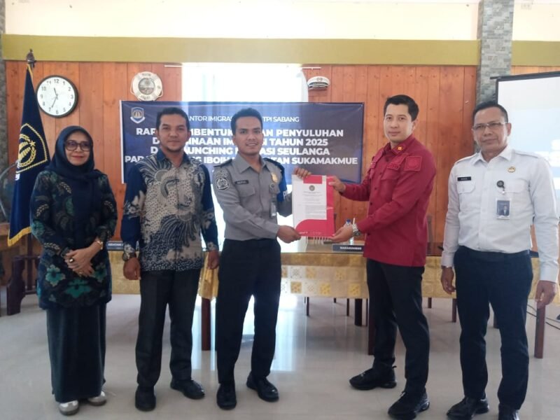 Kabid Kanwil Ditjenim Aceh, Mohamad Agus Sofani (Pertama Kanan) saat penyerahan Surat Keputusan PIMPASA didampingi Kasi Inteldakim Kantor Imigrasi Kelas II TPI Sabang, Ibnu Riadi (Kedua Kanan) di desa Iboih, Kecamatan Sukamakmue, Kota Sabang, Kamis (26/6/2025). (Foto : Farid Ismullah/NOA.co.id).