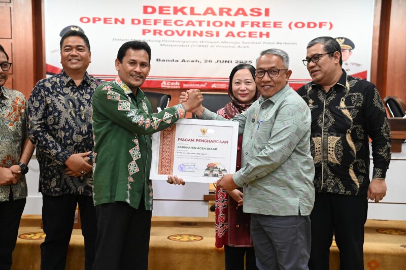 Direktur Kesehatan Lingkungan Kemenkes RI dr. Then Suyanti, MM menyerahkan berita acara kepada Asiten 2 Sekda Aceh, Dr.Ir. Zulkifli, M.Si., di Gedung Serba Guna Kantor Gubernur Aceh, Banda Aceh, Kamis (26/02025). Foto: Dok. MC Aceh Besar