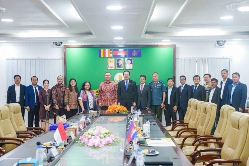 Dubes Santo Darmosumarto saat bertemu Pemerintah Provinsi Preah Sihanouk di Kamboja, Senin (23/6/2025). (Foto : NOA.co.id/HO-KBRI Phnom Penh).
