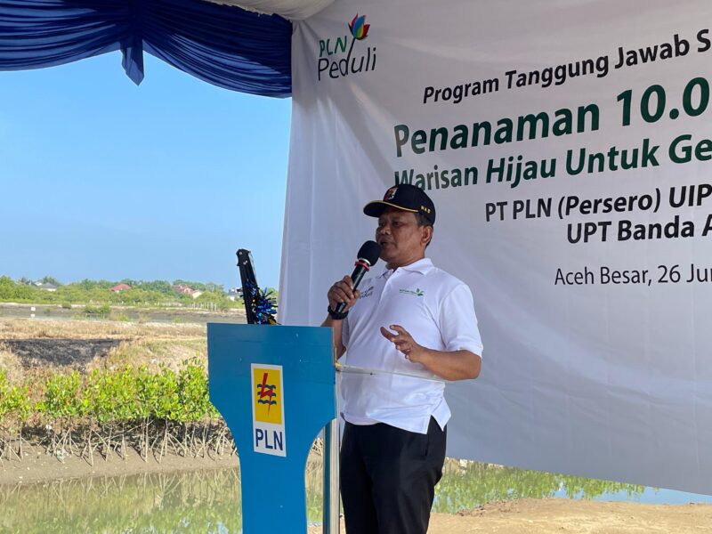 Staf Ahli Bupati Ir Makmun MT, menyampaikan sambutannya pada acara penanaman 10 ribu mangrove yang digelar oleh PT PLN (Persero) UIP3B Sumatera UPTD Banda Aceh di Gampong Baet, Kecamatan Baitussalam, Kabupaten Aceh Besar, Kamis (26/6/2025). Foto: Dok. MC Aceh Besar