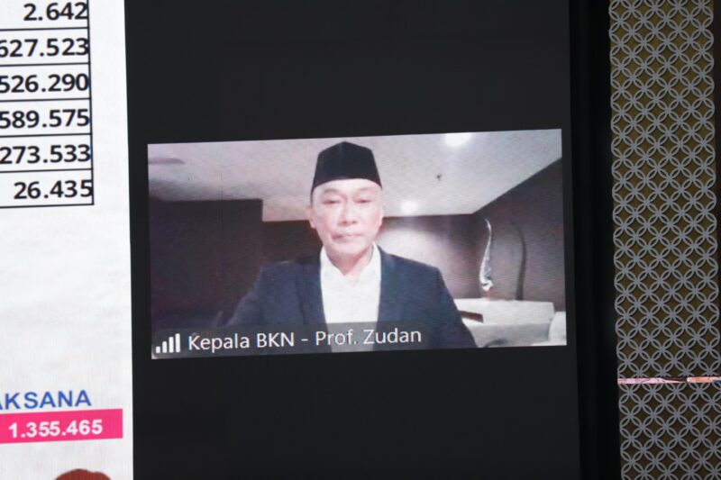 Kepala BKN Zudan Arif Fakrulloh secara virtual saat menjadi pembicara pada Retret Kepala Daerah Gelombang II di Balairung Rudini, Kampus Institut Pemerintahan Dalam Negeri (IPDN) Jatinangor, Kabupaten Sumedang, Jawa Barat, Kamis (26/6/2025). (Foto : NOA.co.id/HO-Puspen Kemendagri).