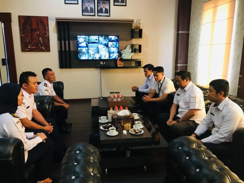 Stasiun Bakamla Aceh melaksanakan kunjungan sinergitas ke Kantor Imigrasi Kelas II TPI Langsa, Rabu (25/6). (Foto : NOA.co.id/Farid Ismullah).