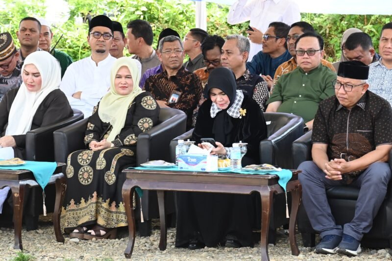 Asisten I Sekdakab Aceh Besar, Farhan, AP menghadiri peletakan batu pertama pembangunan SMK 1 Muhammadiyah Aceh di Gampong Lampeuneurut Gampong, Kecamatan Darul Imarah, Kabupaten Aceh Besar, Jum’at (27/6/2025). Foto: Dok. MC Aceh Besar