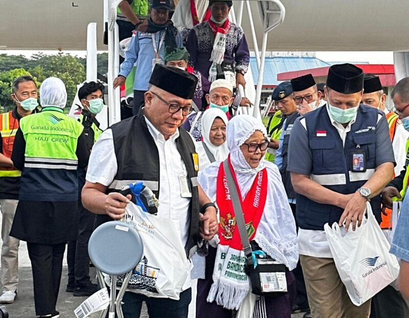 Kepala Kantor Wilayah Ditjenim Aceh, Tato Juliadin Hidayawan (Pertama Kiri) di dampingi Kepala Kantor Imigrasi Kelas I TPI Banda Aceh, Gindo Ginting (Pertama Kanan) saat menyambut  kepulangan Jamaah Haji (Tengah) Kloter 1 Debarkasi Aceh Tahun 1445 H / 2025 M di Bandara Internasional Sultan Iskandar Muda, Aceh Besar, Sabtu (28/6/2025). (Foto : Farid Ismullah/NOA.co.id).