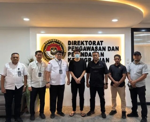 Warga negara Republik Rakyat Tiongkok saat diamankan Kantor Imigrasi Kelas I Khusus TPI Ngurah Rai, Bali, Kamis (8/6/2025). (Foto : NOA.co.id/HO-Ditjenim).