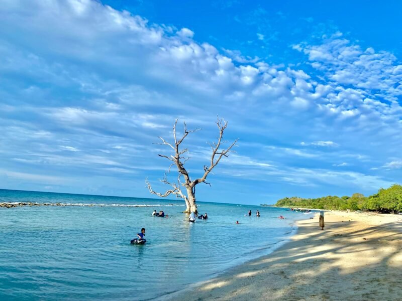 Pantai Pasir Putih, Lhok Mee, Aceh Besar. Foto : Dok. Hulwa Dzakira/NOA.co.id