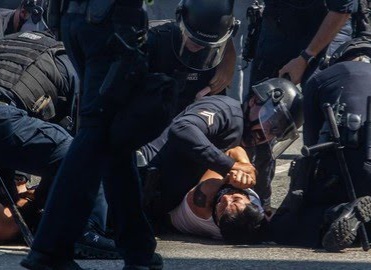 Ilustrasi. Penangkapan demo imigran di Los Angeles, Amerika Serikat. (Getty Images via AFP/APU GOMES)
