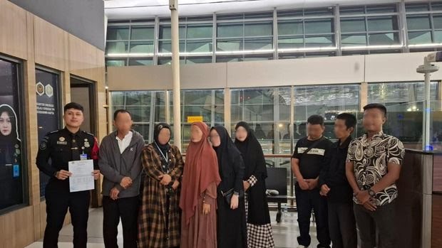 Imigrasi menunda keberangkatan calon jemaah haji nonprosedural. (dok. Imigrasi)