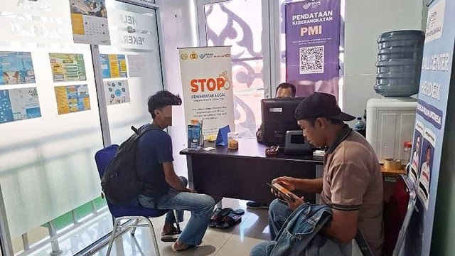 KemenP2MI melalui BP3MI Kepulauan Riau menggagalkan keberangkatan seorang calon pekerja migran Indonesia yang terindikasi jadi korban penempatan ilegal ke Kamboja di Pelabuhan SBP Tanjungpinang, Rabu (4/6/2025). (Foto : NOA.co.id/HO-KemenP2MI).