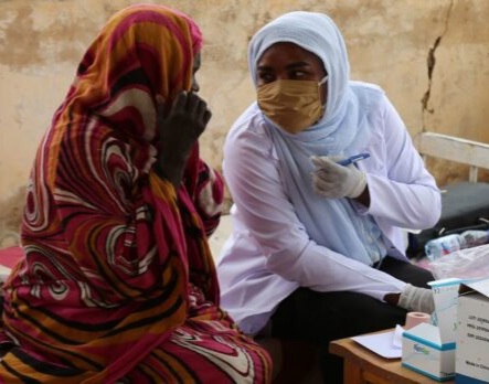 ©UNFPA Sudan | Sufian Abdul-Mouty Seorang perawat bidan berbicara dengan seorang wanita di sebuah rumah sakit bersalin di Khartoum, Sudan.