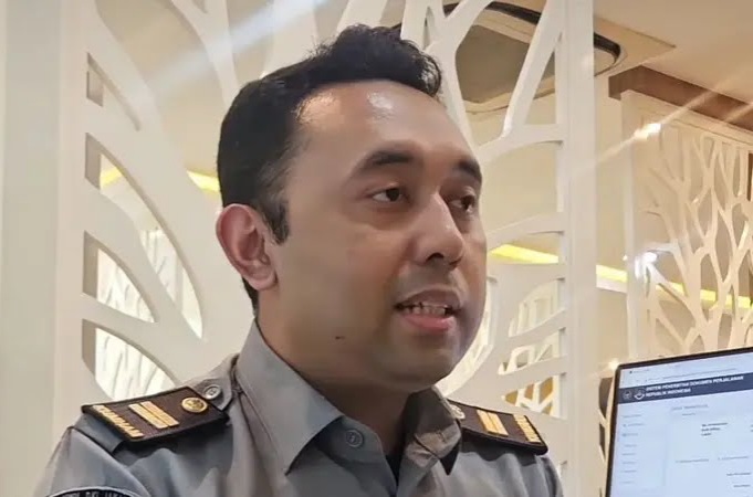 Petugas Imigrasi saat wawancara Pembuat Paspor bagi warga yang Kena Love Scamming hingga Nekat Susul Pacar ke Pakistan. (Dok:IG @kanimjaksel https://www.instagram.com/ditjen_imigrasi/)