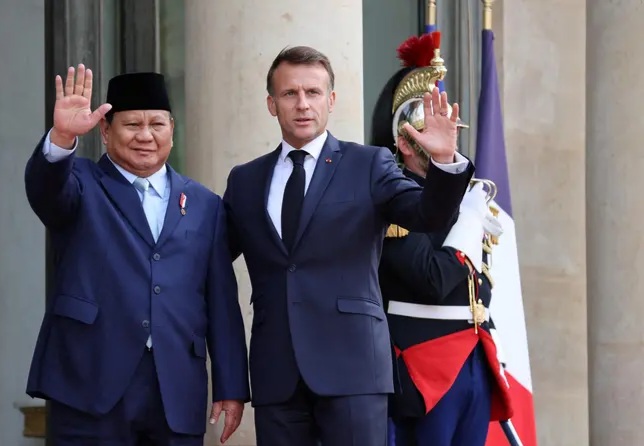 Presiden Prancis Emmanuel Macron (Pertama kanan) menyambut Presiden Indonesia Prabowo Subianto (Pertama Kiri) sebelum pertemuan bilateral di Istana Elysee, Paris pada 14 Juli 2025. (Ludovic MARIN/AFP)