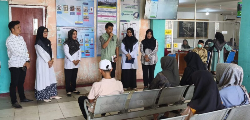 Kepala BPJS Kesehatan Cabang Simeulue, M. Irdiansah, sosialisasi dengan masyarakat di RSUD Simeulue. Foto:Dok. Argam/Noa.co.id.