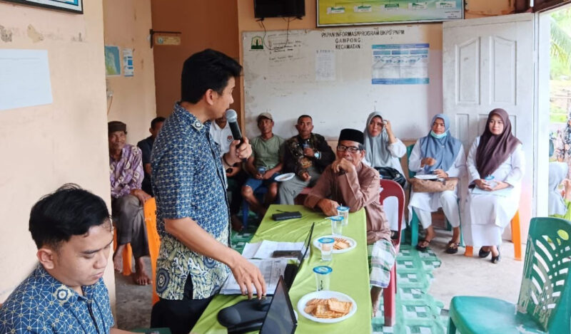 Kepala BPJS cabang Simeulue, M. Irdiansah, sosialisasi terkait JKN-KIS di desa Pulau Bengkalak. Foto:Dok. Argam/Noa.co.id. 