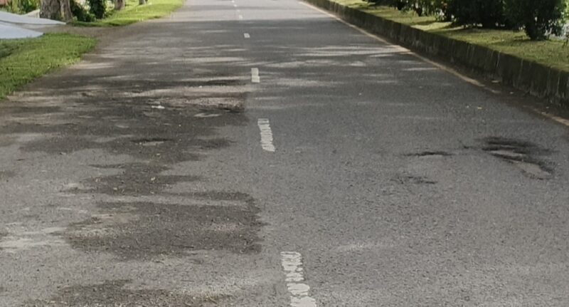 Kondisi jalan yang berlubang di jalur dua tepatnya desa Suak Buluh kecamatan Simeulue Timur Kabupaten Simeulue. Foto:Dok. Argam/Noa.co.id.