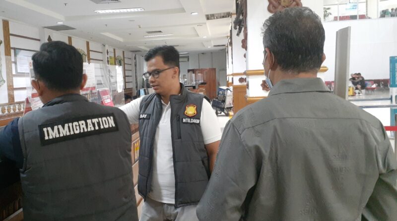 Petugas Kantor Imigrasi Kelas I TPI Banda Aceh (Pertama Kiri dan Tengah) saat Proses Deportasi WNA Asal Malayasia (Pertama Kanan) di Bandar Udara Internasional Sultan Iskandar Muda, Aceh Besar, Rabu (2/7/2025). (Foto : Farid Ismullah/NOA.co.id).