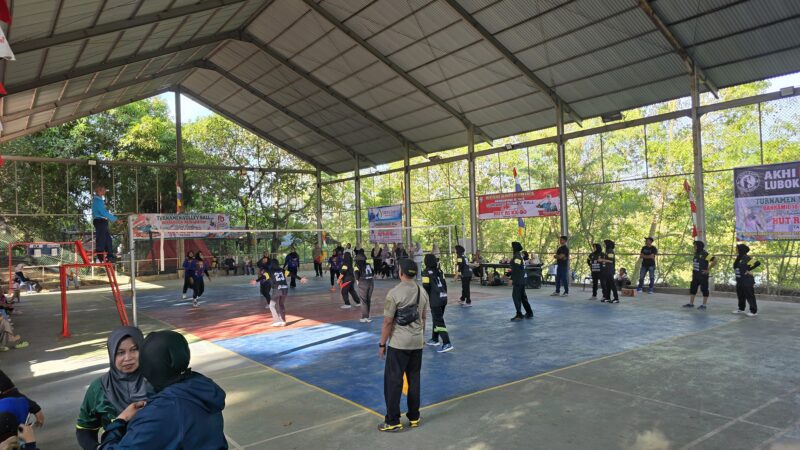 Pertandingan pertama pada turnamen danramil 18 ingin jaya cup 2025 antara tim PLN Volley Club dan SPIKE Jantho Volley Club, Sabtu (26/07/2025). Foto: Dok. Nazar/NOA.co.id