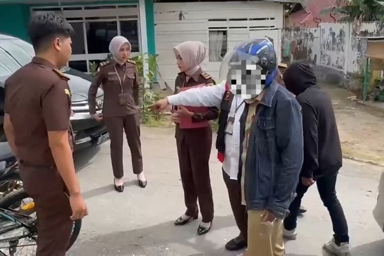 Kejaksaan Negeri ( Kejari) Baubau melakukan operasi tangkap tangan (OTT) terhadap Kepala Inspektorat Baubau, inisial AA bersama dengan tiga orang lainnya di sebuah rumah Kelurahan Katobengke, Kecamatan Betoambari, Kota Baubau, Sulawesi Tenggara, Senin (14/7/2025) siang. (NOA.co.id/HO-Kejari Baubau).