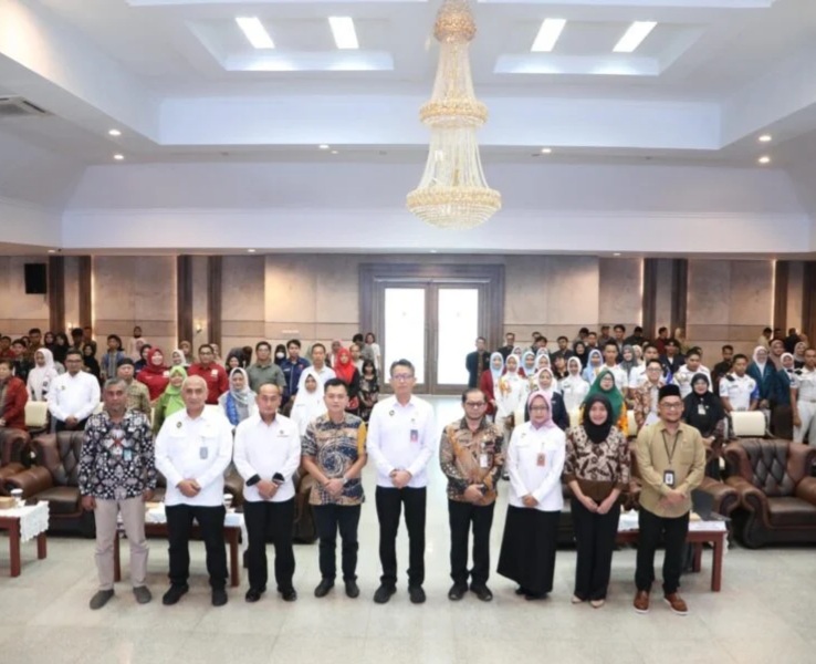 Deputi Pollugri Kemenko Polkam, Duta Besar Mohammad K. Koba (Tengah), saat “Diskusi Publik: Bahaya Pekerja Migran Indonesia Non Prosedural di Sektor Judi Online dan Online Scam Serta Prosedur Migrasi Aman”, Bangka Belitung, Kamis (10/7/2025). (Foto : NOAco.id/HO-Kemenko Polkam).