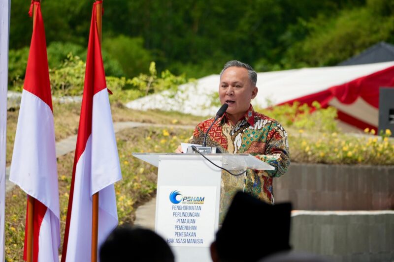 Wamen HAM, Mugiyanto saat peresmian Memorial Living Park (MLP) Rumoh Geudong di Gamping Bili, Kecamatan Glumpang Tiga, Kabupaten Pidie, Aceh, Kamis (10/7/2025). (Foto : NOA.co.id/Farid Ismullah).