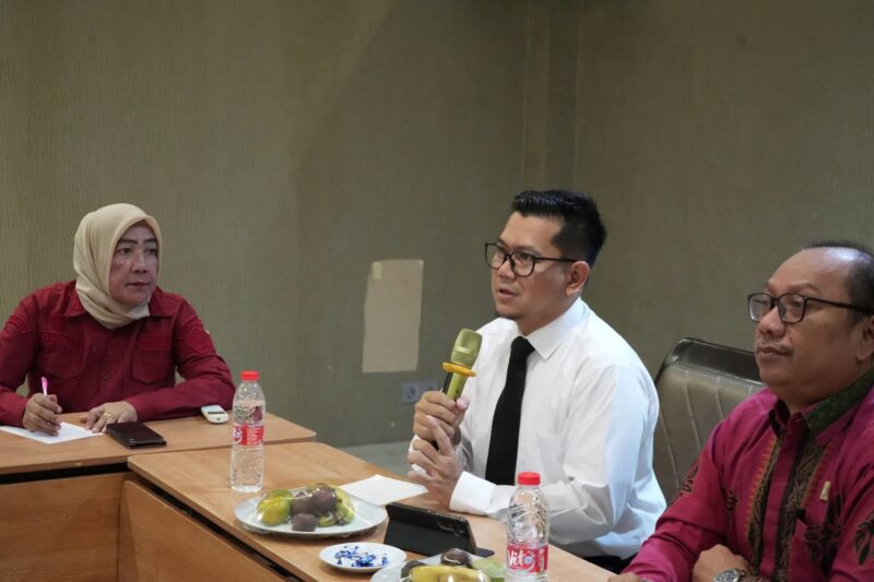 Kadiv Peraturan Perundang-undangan dan Pembinaan Hukum Kanwil Kemenkum Aceh, M. Ardiningrat Hidayat (Tengah) saat mengikuti Kegiatan sosialisasi IRH Bersama perwakilan bagian hukum dari seluruh daerah di Aceh, Banda Aceh, Kamis (17/7/2025). (Foto : NOA.co.id/HO-Kanwil Kemenkum Aceh).