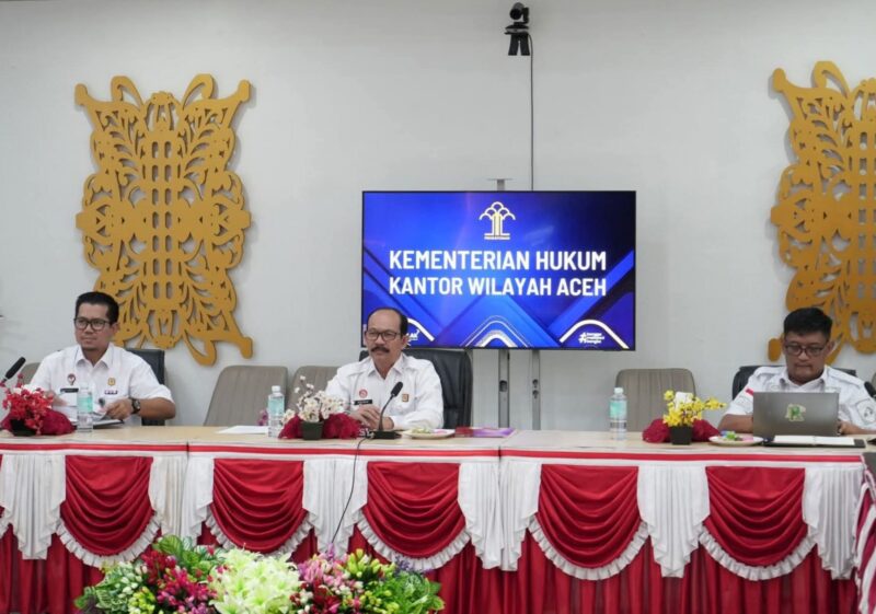 Kepala Kantor Wilayah Kemenkum Aceh, Meurah Budiman (Tengah) saat menyelesaikan pengesahan badan hukum Koperasi Desa Merah Putih dan Koperasi Kelurahan Merah Putih di seluruh desa, Banda Aceh, Kamis (17/7/2025). (Foto : NOA.co.id/HO-Kanwil Kemenkum Aceh).