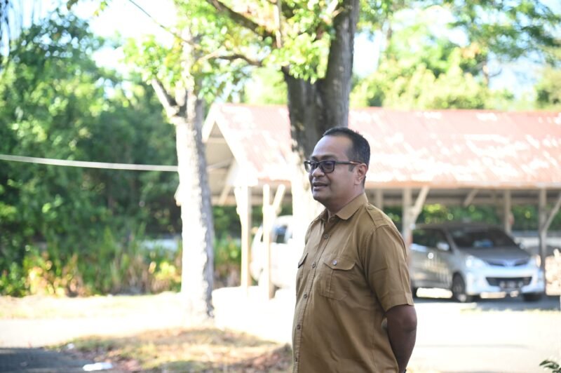 Plt Kepala Dinas Kominfo, Khairul Huda, S.Kom., M.M, pimpin apel pagi dihalaman Kantor Diskominfo Aceh Besar, Senin (30/6/2025). Foto: Dok. MC Aceh Besar