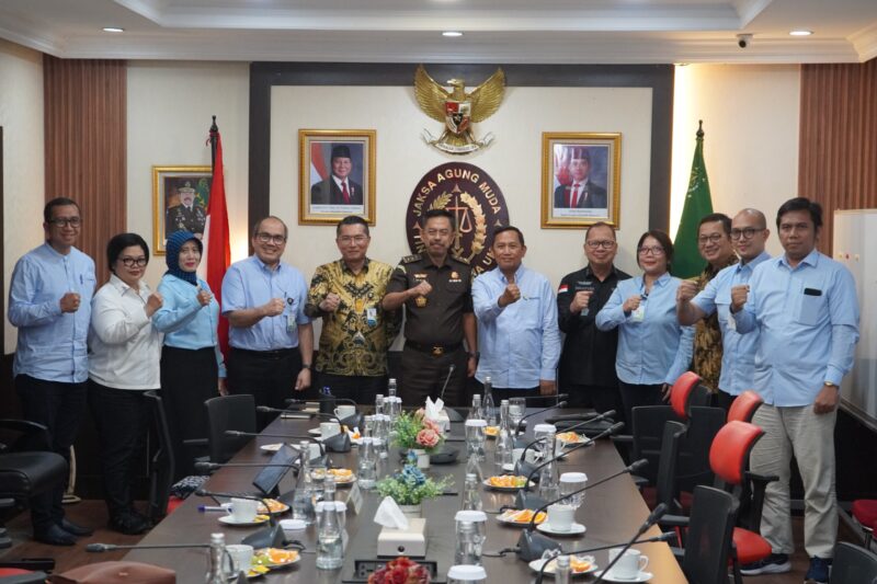 Wakil Jaksa Agung, Asep Mulyana (Tengah) saat menerima Audiensi Kemenkop di ruang rapat Jampidum Kejagung, Jakarta, Rabu (2/7/2025). (Foto : NOA.co.id/HO-Puspenkum Kejagung RI).
