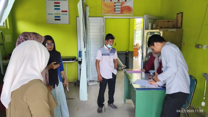 Kepala BPJS cabang Simeulue, Irdiansah, sosialisasi di Puskesmas Teupah Tengah Kecamatan Simeulue Tengah Kabupaten Simeulue. Foto:Dok. Argam/Noa.co.id.