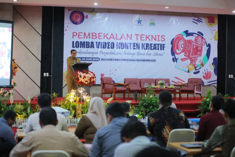 Kepala Dinas Perpustakaan dan Kearsipan Aceh Edi Yandra saat memberikan Pembekalan Pembuatan Video Konten Literasi, di aula Mall Baca Aceh. Foto: Ist