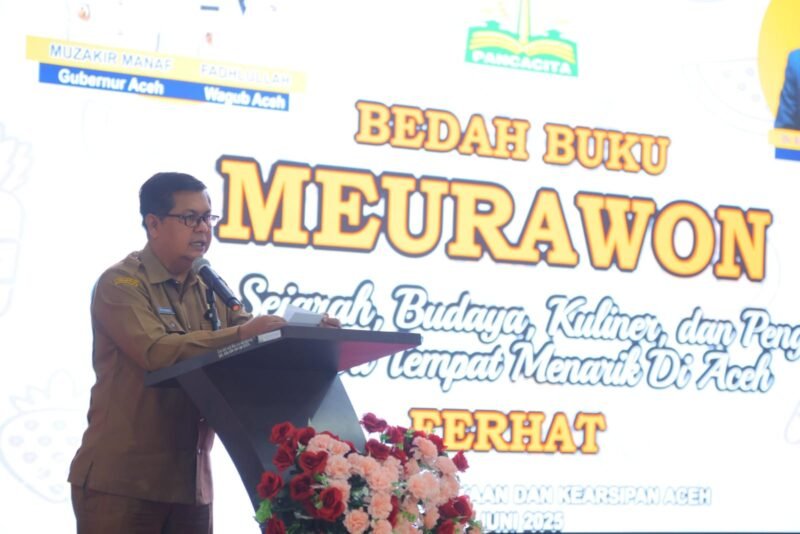 Kepala Dinas Perpustakaan dan Kearsipan Aceh (DPKA), Edi Yandra dalam kegiatan Bedah Buku ‘Meurawon’ karya Ferhat yang digelar di aula Mall Baca Aceh. Foto: Ist