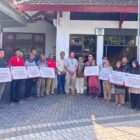 Saat beberapa warga menerima bantuan di halaman Kantor Dinas Perkim.(Isk/NOA.co.id)